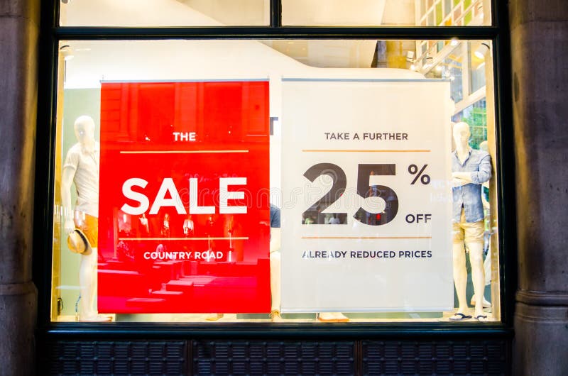 Land-Straßenmodekleidung und Einzelhandelsgeschäft des Zubehörs mit 25% weg vom roten Zeichen des Verkaufs auf Shopfront-Glasfens