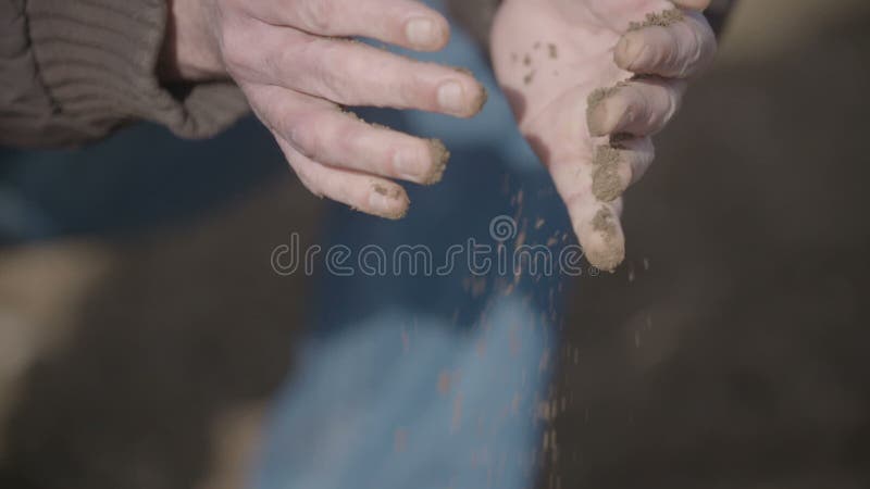 Landbouwershanden die en achter organische grond houden gieten Grond, Landbouw, Zonlicht