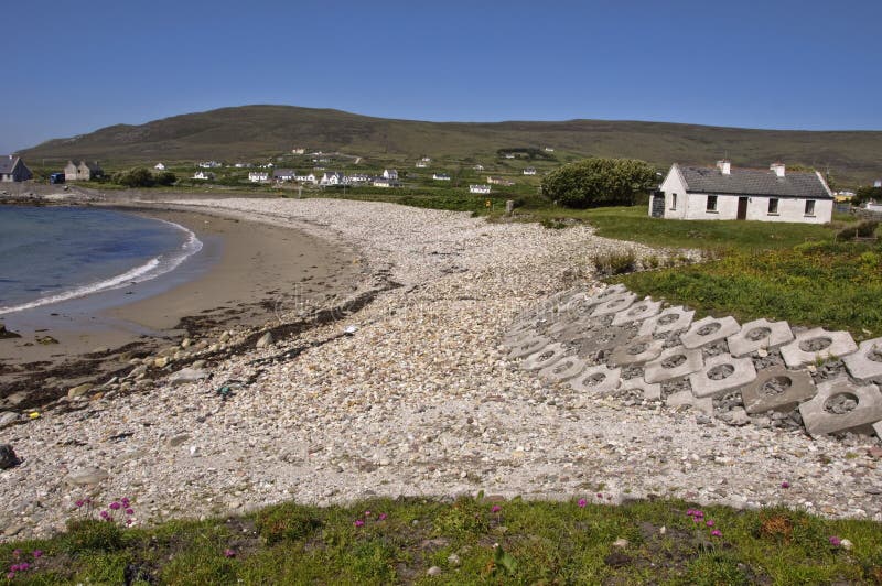 Landelijke Ierland strandvoorzijde, met huis stock foto Landelijke Ierland strandvoorzijde, met huis stock foto