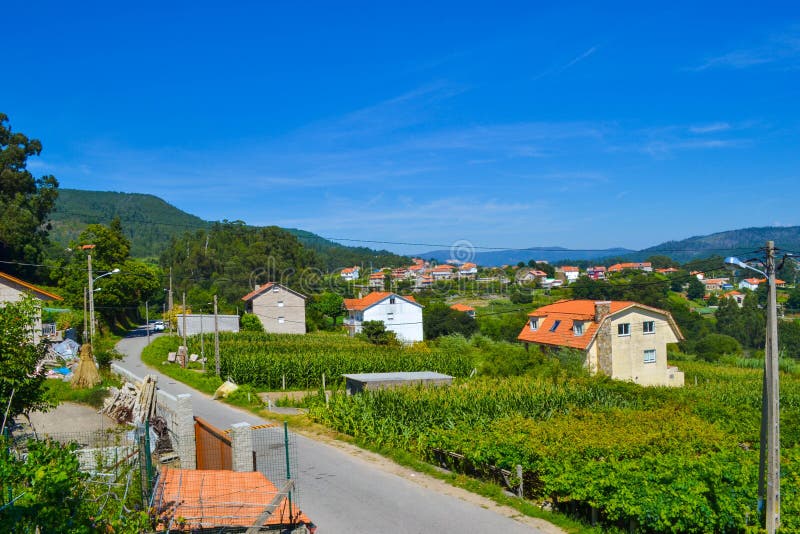 Landelijke mooie stad met landbouwbedrijven en een weg kruising Bergen a royalty-vrije stock afbeeldingen Landelijke mooie stad met landbouwbedrijven en een weg kruising Bergen a royalty-vrije stock afbeeldingen