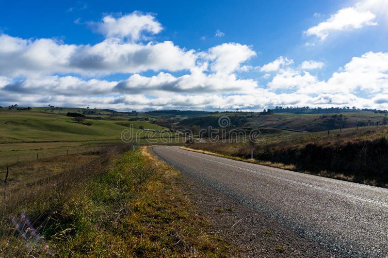 Landelijke weg in Australisch binnenland royalty-vrije stock afbeeldingen Landelijke weg in Australisch binnenland royalty-vrije stock afbeeldingen