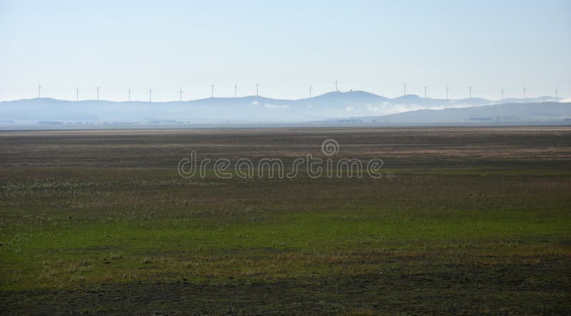 Landelijke windlandbouwbedrijven bij Meer George in Australië royalty-vrije stock afbeeldingen Landelijke windlandbouwbedrijven bij Meer George in Australië royalty-vrije stock afbeeldingen