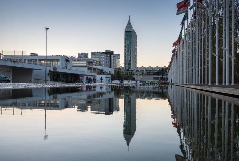 Landen van de wereldvlaggen in het water worden weerspiegeld dat Rossiodos Olivais - het Vierkante Park van Olive Grove van Natie royalty-vrije stock afbeeldingen Landen van de wereldvlaggen in het water worden weerspiegeld dat Rossiodos Olivais - het Vierkante Park van Olive Grove van Natie royalty-vrije stock afbeeldingen