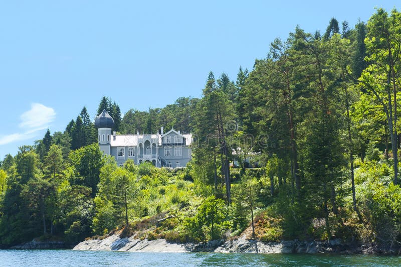 Landhaus des norwegischen Violinenvirtuosen Ole Bull auf Lysoen-Insel stockfotos Landhaus des norwegischen Violinenvirtuosen Ole Bull auf Lysoen-Insel stockfotos