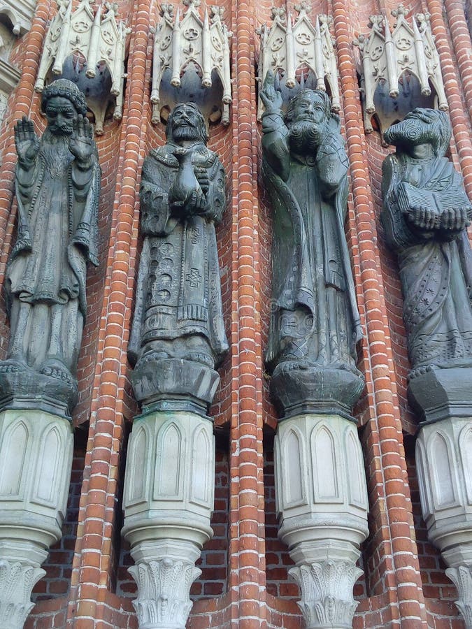 Stone Carving, Sculpture, Statue, Pigeons And Doves Picture. Image: 114712190