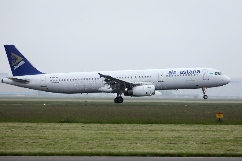 Landning av flygplanet Astana royaltyfri bild