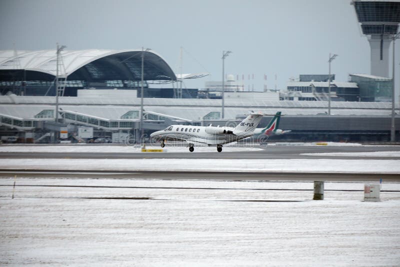 Landning för privat nivå i den Munich flygplatsen, MUC royaltyfria bilder Landning för privat nivå i den Munich flygplatsen, MUC royaltyfria bilder