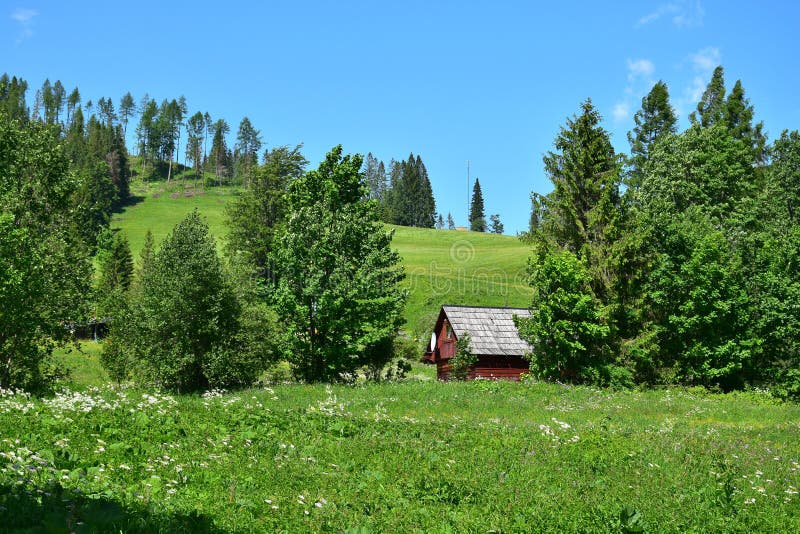 Krajina v Belianských Tatrách s malým dřevěným domem. Slovensko