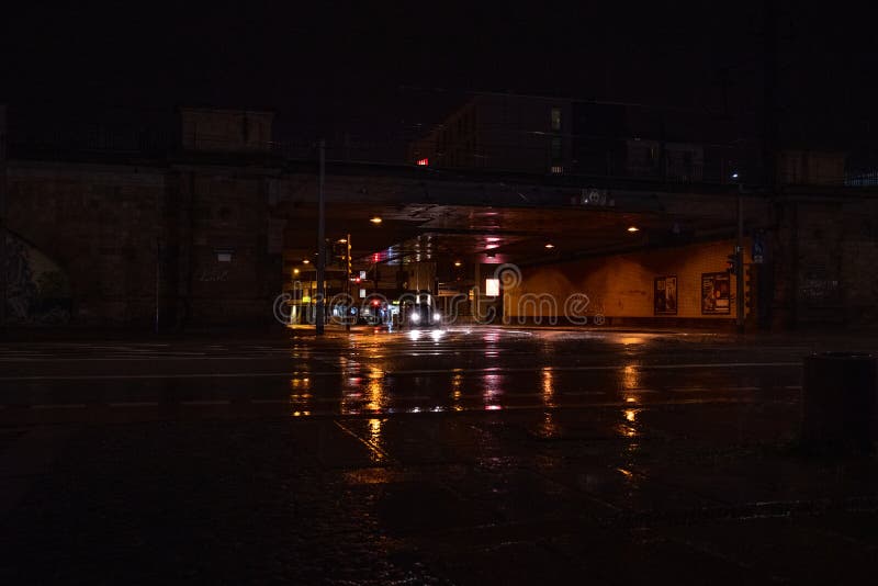 Một đêm mưa là một thử thách khó khăn cho những người đi đường. Nhưng thiết kế hình nền đêm mưa và đường phố sẽ mang đến cho bạn cảm giác như đang lang thang trên con đường phố đèn đỏ, giữa làn nước mưa nhẹ.