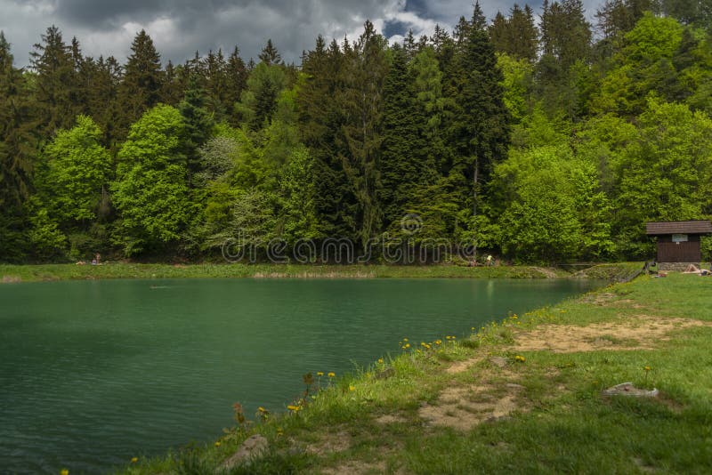 Krajina pri Banskej Štiavnici v sviežich farbách rána s nádržou