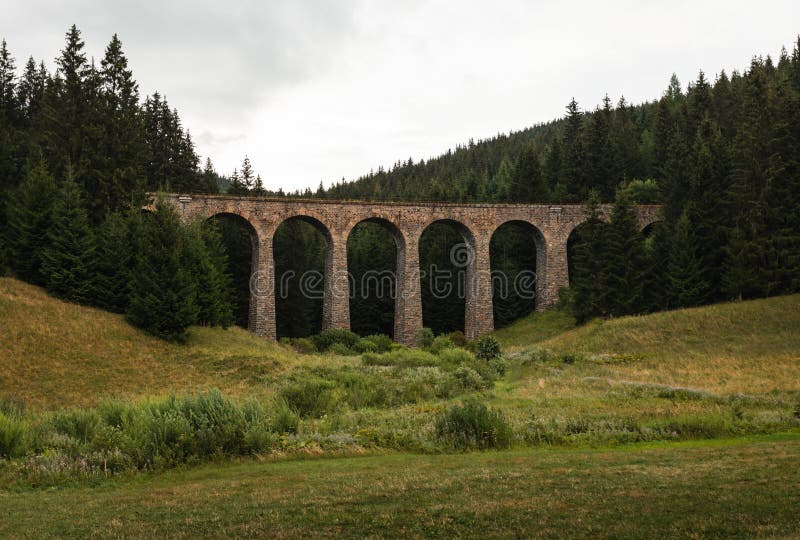 Krajinná fotografia majestátneho viaduktu v lese - Telgárt, Slovensko
