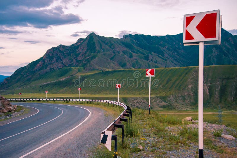 Landscape. The road in the mountains turns to the left. Ahead of breakage.