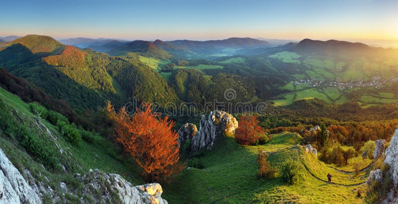 Krajina se skalnatými horami při západu slunce