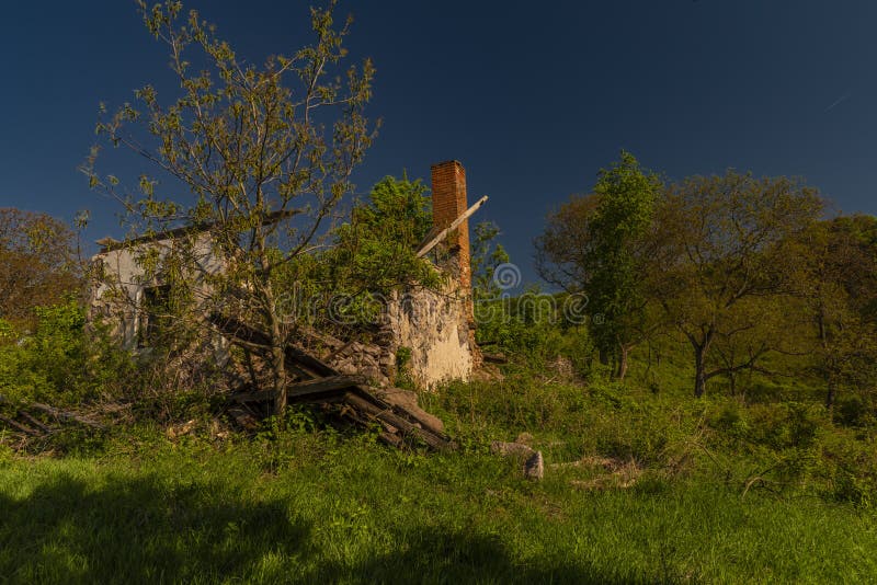 Krajina na Slovensku v jarné ráno so zmiznutou dedinou a domom