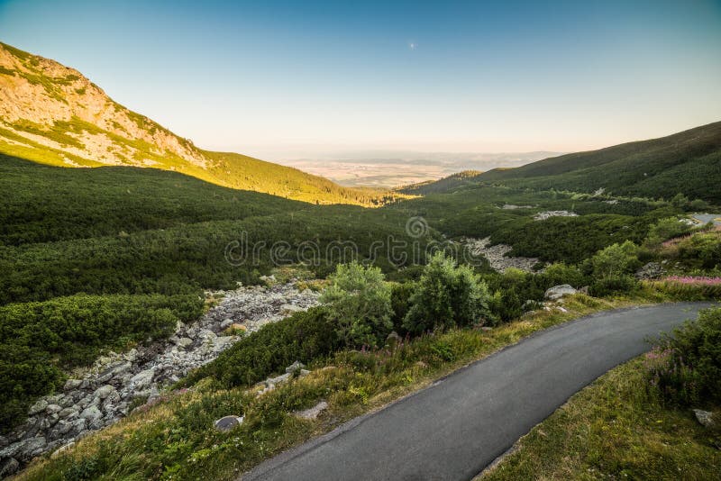 Krajina s asfaltovou silnicí