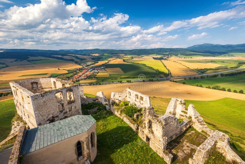 Krajina pod středověkým hradem Spiš.