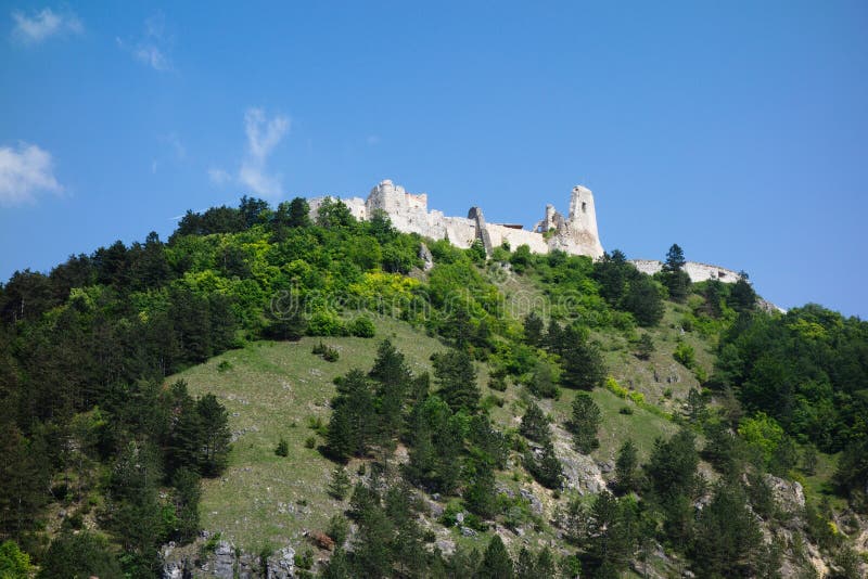 Pohľad na krajinu so zrúcaninou Čachtického hradu z 13. storočia v Karpatoch, Slovensko, Európa.