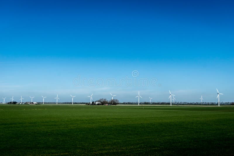 Obnoviteľných zdrojov energie, Veternej energie turbínou / moderné wind mill proti modrej oblohe v pozadí.