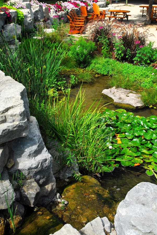 landscaping пруд патио стоковые фотографии rf landscaping пруд патио стоковые фотографии rf