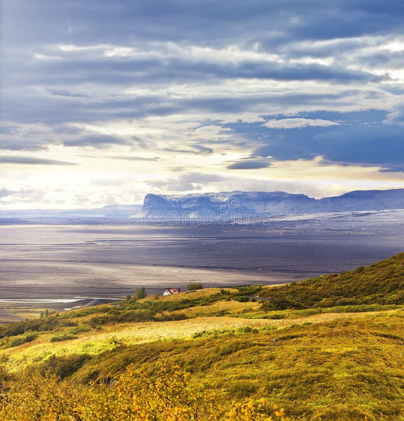 Landschaft der schwarzen Sandebene von myrdalssandur mit dem Gletscher myrdalsjokull lizenzfreies stockfoto Landschaft der schwarzen Sandebene von myrdalssandur mit dem Gletscher myrdalsjokull lizenzfreies stockfoto