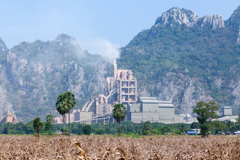 Landschaft der Zementfabrik in Thailand, Maisfeldvordergrund, Kalksteingebirgszughintergründe stockfoto Landschaft der Zementfabrik in Thailand, Maisfeldvordergrund, Kalksteingebirgszughintergründe stockfoto