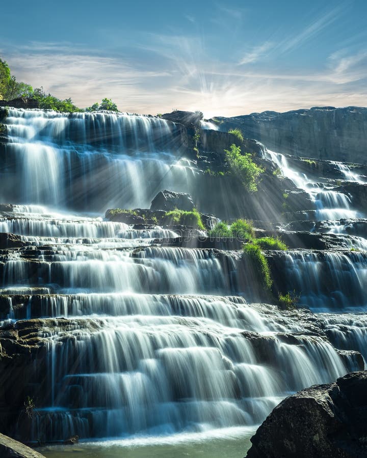 Landschaft des tropischen Regenwaldes mit flüssigem blauem Wasser von Pongou lizenzfreies stockbild Landschaft des tropischen Regenwaldes mit flüssigem blauem Wasser von Pongou lizenzfreies stockbild
