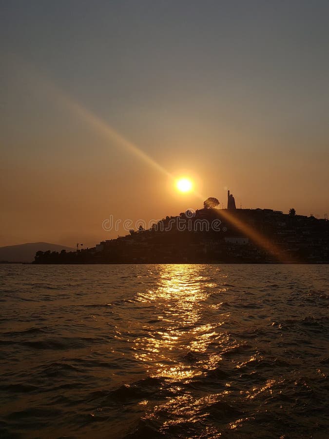 Landschaft im Patzcuaro See, Michoacan w?hrend des Sonnenuntergangs, der Reise und des Tourismus in Mexiko stockbild Landschaft im Patzcuaro See, Michoacan w?hrend des Sonnenuntergangs, der Reise und des Tourismus in Mexiko stockbild