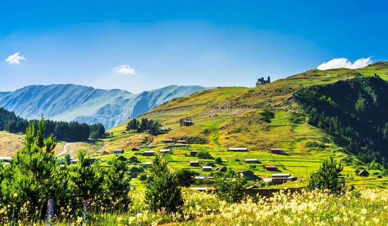 Landschaft mit alten Ruinen von defensiven Türmen in Tusheti-Dorf Omalo lizenzfreie stockbilder Landschaft mit alten Ruinen von defensiven Türmen in Tusheti-Dorf Omalo lizenzfreie stockbilder