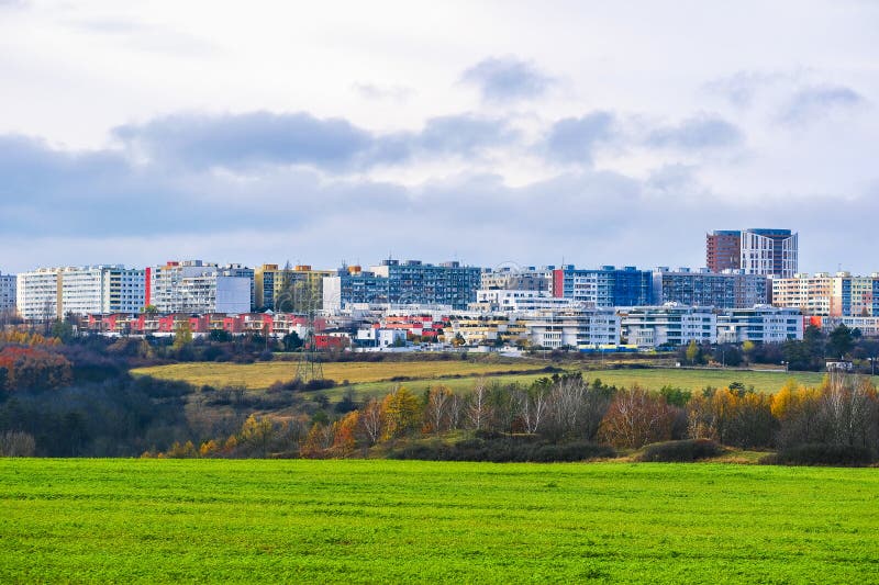Landschaft mit Blick auf die Randbezirke von Prag lizenzfreie stockfotos Landschaft mit Blick auf die Randbezirke von Prag lizenzfreie stockfotos