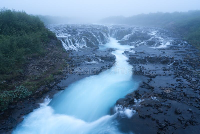 Landschaft mit Bruarfoss-Wasserfall in Island stockfoto Landschaft mit Bruarfoss-Wasserfall in Island stockfoto