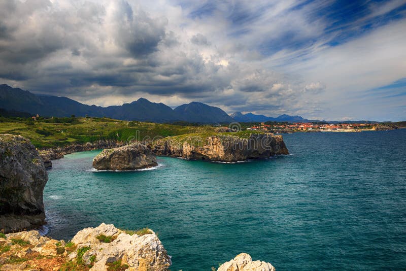 Landschaft mit dem Ozeanufer in Asturien, Spanien stockfoto Landschaft mit dem Ozeanufer in Asturien, Spanien stockfoto