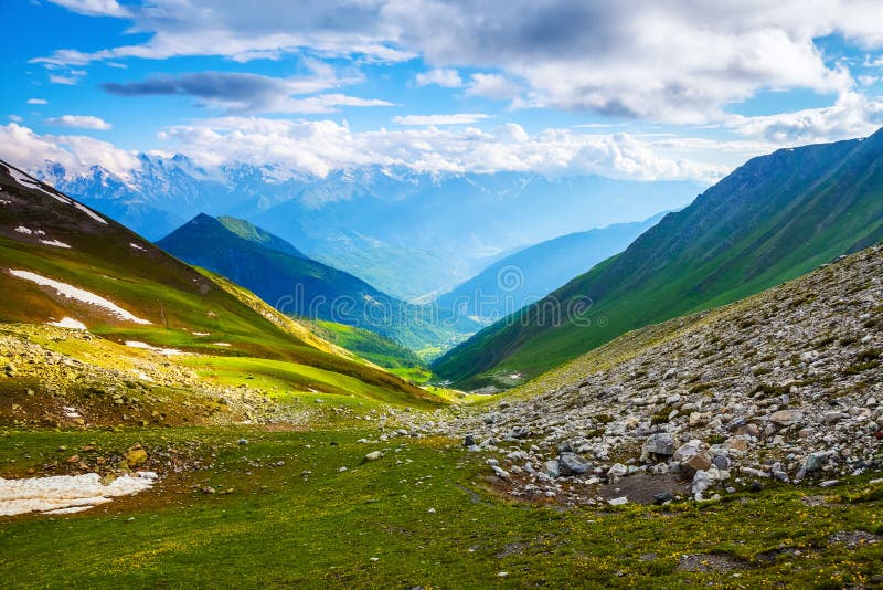 Die Landschaft Mit Den Wiesen, Dem Hochgebirge Und Den Spitzen Umfasst
