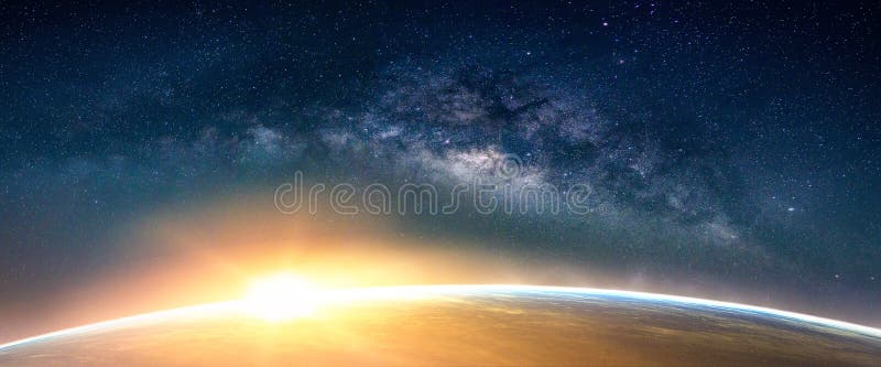 Landschaft mit Milchstraßegalaxie Sonnenaufgang- und Erdansicht vom Badekurort
