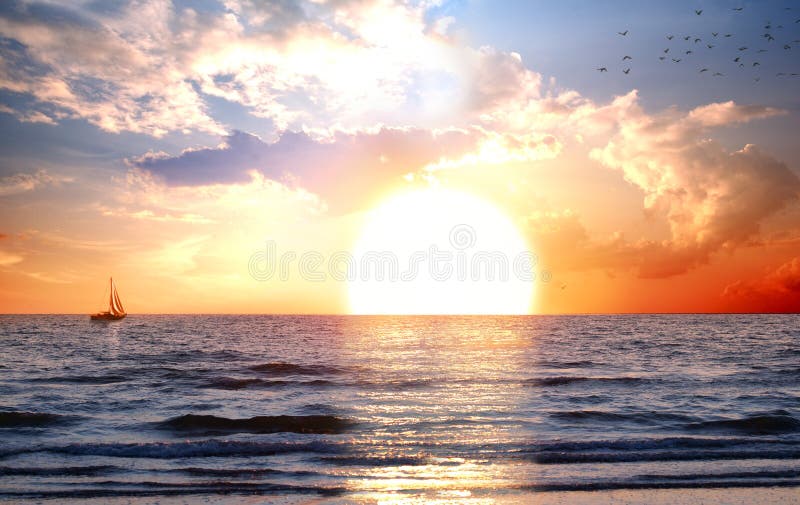 Landschaft mit Sonnenuntergang lizenzfreie stockfotografie Landschaft mit Sonnenuntergang lizenzfreie stockfotografie