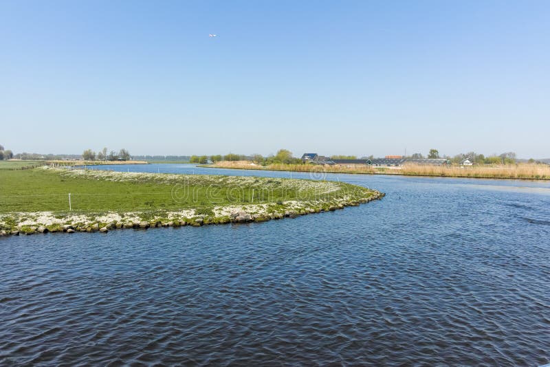 Landschaft mit Wasserstraßen und Kanälen von Nordholland mit Booten, Kanal-seitiger Lebensstil in den Niederlanden lizenzfreie stockfotos Landschaft mit Wasserstraßen und Kanälen von Nordholland mit Booten, Kanal-seitiger Lebensstil in den Niederlanden lizenzfreie stockfotos