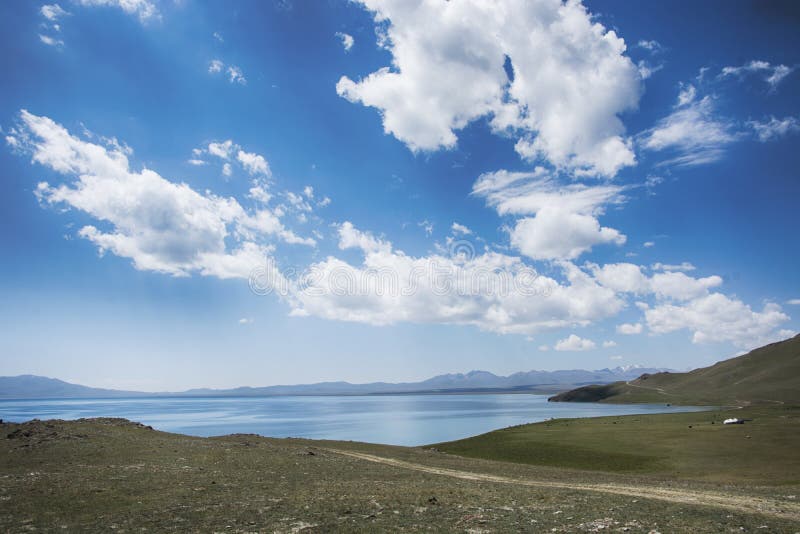 Landschaft reflektierte tadellos sich im Spiegel wie Wasseroberflächensee lizenzfreie stockfotos Landschaft reflektierte tadellos sich im Spiegel wie Wasseroberflächensee lizenzfreie stockfotos
