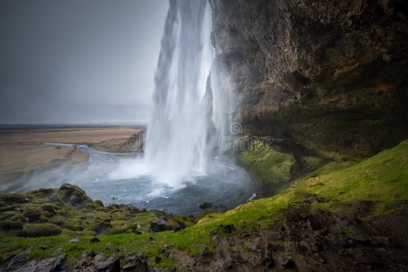Landschaft um Seljalandsfoss-Wasserfall in Island. Seljalandsfoss ist in der Südregion in Island-Recht durch Weg 1 Der Wasserfall ist ein Teil des Seljalands-Flusses, der seinen Ursprung im Vulkangletscher Eyjafjallajökull hat