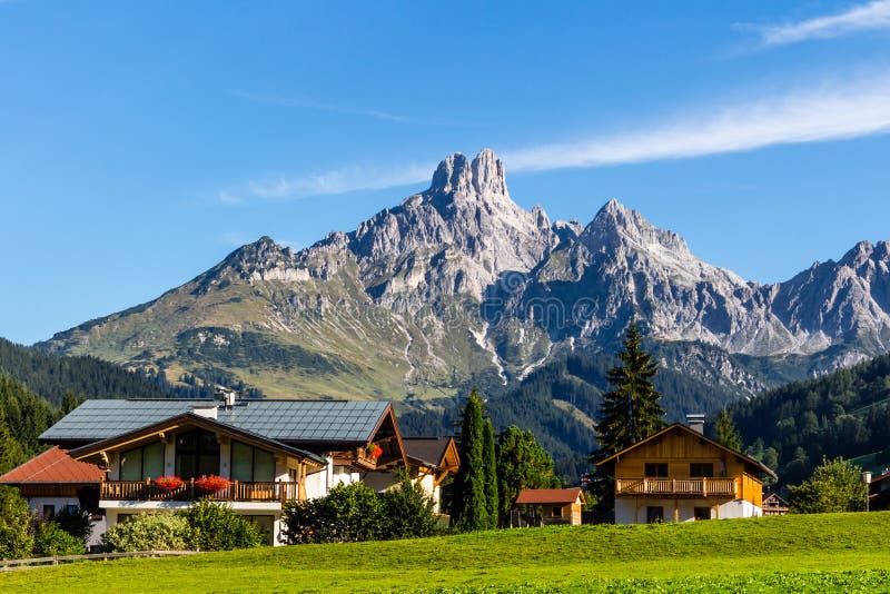 Landschaft Von Bergen Grunes Feld Himmel Wald Filzmoos Salzburg Osterreich Fotos Kostenlose Und Royalty Free Stock Fotos Von Dreamstime