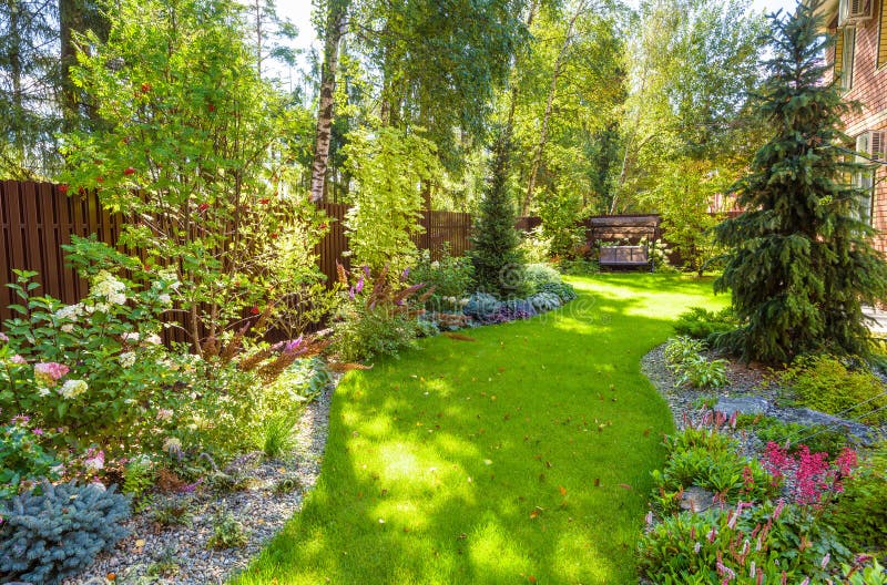 Landschaften im grünen Garten Landschaftsgestaltung mit Pflanzen und Blumen im Wohnhaus Schöne Aussicht auf die Landschaft