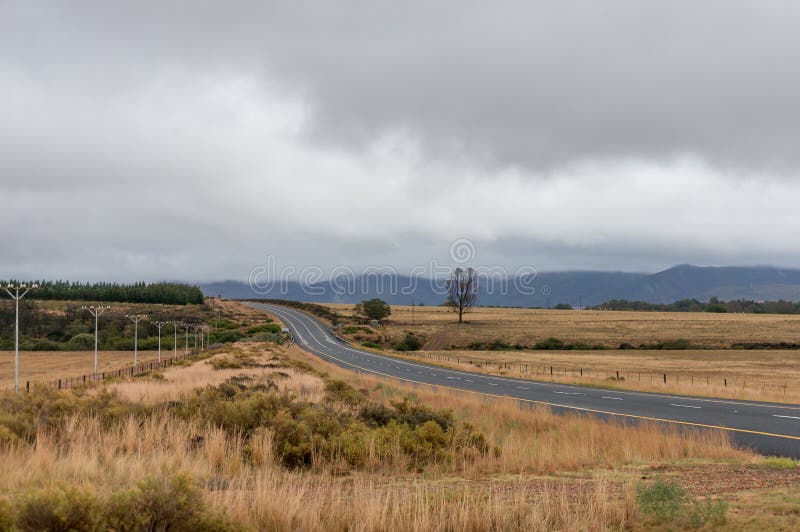 Landschaftliche Landschaft mit Feldern und Weiden stockfotografie