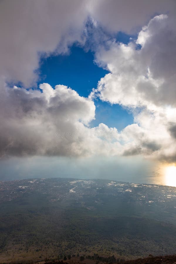 Landschaftsansicht von schönen grünen Bergen und von Bucht von Neapel vom Vulkan Vesuv, Italien lizenzfreies stockbild Landschaftsansicht von schönen grünen Bergen und von Bucht von Neapel vom Vulkan Vesuv, Italien lizenzfreies stockbild
