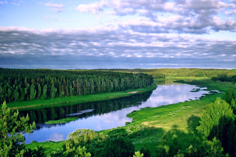 Landschaftsblick auf der Kurve des Flusses daugava vom Sightseeing-Turm gelegen in vasargeliski naujene parish daugavpils Bezirk latgale Region latvia, die Teil des Naturparks daugavas loki ist
