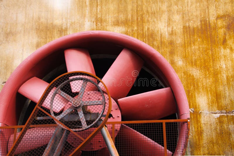 Landschaftspark Duisburg, Duitsland: Sluit omhoog van rode turbine met het drijven van riem en roestige staalmuur royalty-vrije stock afbeelding Landschaftspark Duisburg, Duitsland: Sluit omhoog van rode turbine met het drijven van riem en roestige staalmuur royalty-vrije stock afbeelding
