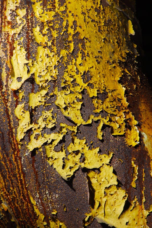 Landschaftspark Duisburg, Niemcy: Zakończenie w górę jaskrawej wielo- barwionej farby struga daleko korodującej metal tubki fotografia stock Landschaftspark Duisburg, Niemcy: Zakończenie w górę jaskrawej wielo- barwionej farby struga daleko korodującej metal tubki fotografia stock
