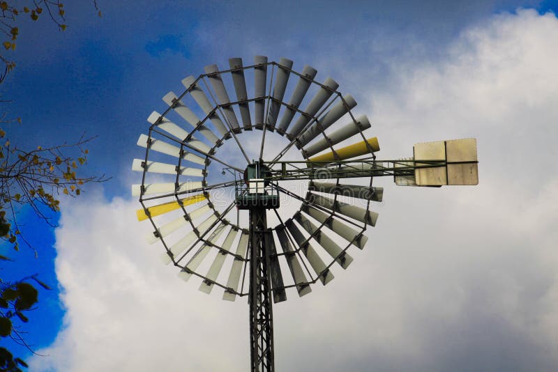 Landschaftspark Duisburg, Γερμανία: Κλείστε επάνω του απομονωμένου ανεμοτροχού ενάντια στο μπλε ουρανό και τα σύννεφα στοκ φωτογραφίες με δικαίωμα ελεύθερης χρήσης Landschaftspark Duisburg, Γερμανία: Κλείστε επάνω του απομονωμένου ανεμοτροχού ενάντια στο μπλε ουρανό και τα σύννεφα στοκ φωτογραφίες με δικαίωμα ελεύθερης χρήσης