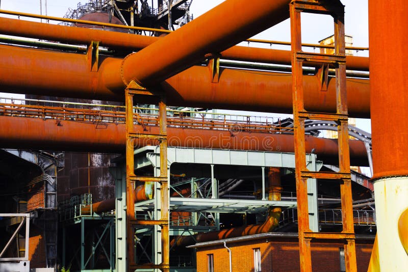 Landschaftspark Дуйсбург, Германия: Взгляд низкого угла на ржавых piplines стоковые фото Landschaftspark Дуйсбург, Германия: Взгляд низкого угла на ржавых piplines стоковые фото