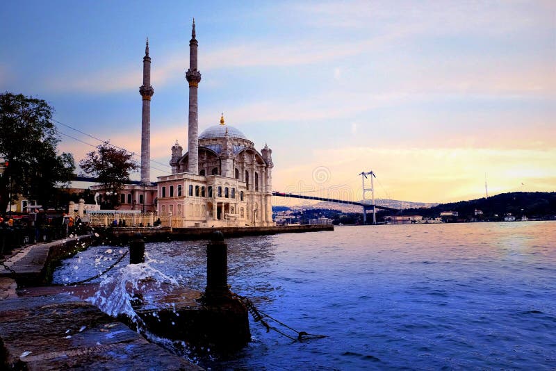 Landschaftsschöner Sonnenaufgang Ortakoy Istanbul mit Wolken Ortakoy stockbilder Landschaftsschöner Sonnenaufgang Ortakoy Istanbul mit Wolken Ortakoy stockbilder