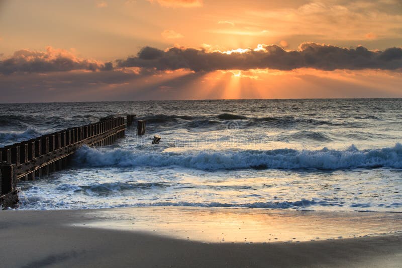 Landschaftssonnenaufgang-Strand-äußere Querneigungen Nord-Carolina lizenzfreie stockfotografie Landschaftssonnenaufgang-Strand-äußere Querneigungen Nord-Carolina lizenzfreie stockfotografie