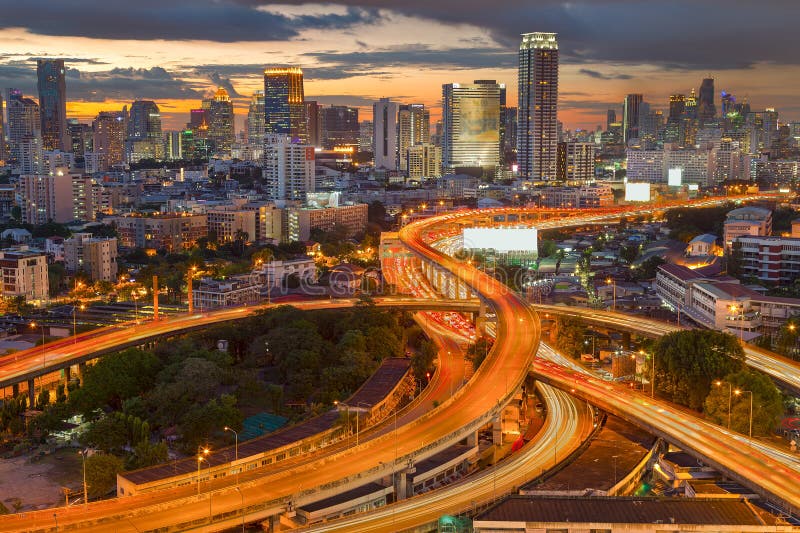 Landschap dat modern bedrijfsdistrict van Bangkok bouwt S-vormig royalty-vrije stock foto's Landschap dat modern bedrijfsdistrict van Bangkok bouwt S-vormig royalty-vrije stock foto's