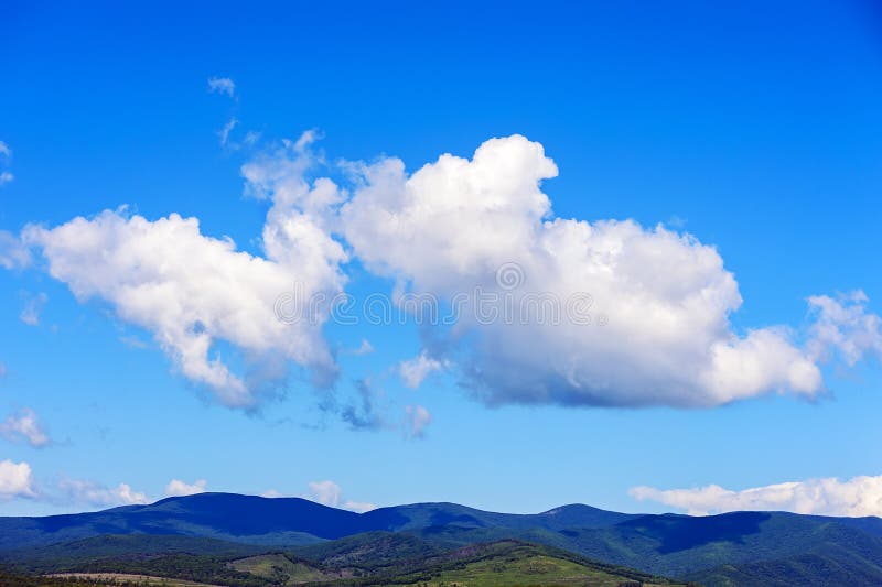 Landschap met bergmeningen, blauwe hemel en mooie wolken royalty-vrije stock foto Landschap met bergmeningen, blauwe hemel en mooie wolken royalty-vrije stock foto